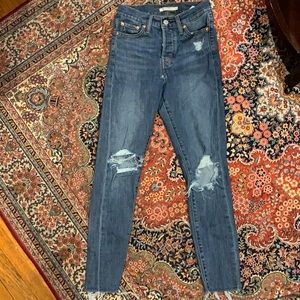 Levi wedgie skinny. Distressed medium blue wash
